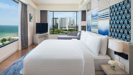 Bedroom and bathroom in Club Executive Ocean
