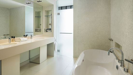 Deluxe Pool View - Bathroom